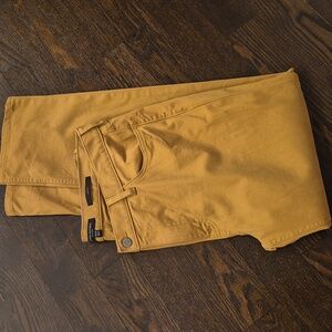 Banana Republic Traveler Slim Fit Khaki Chinos Color Toffee Brown